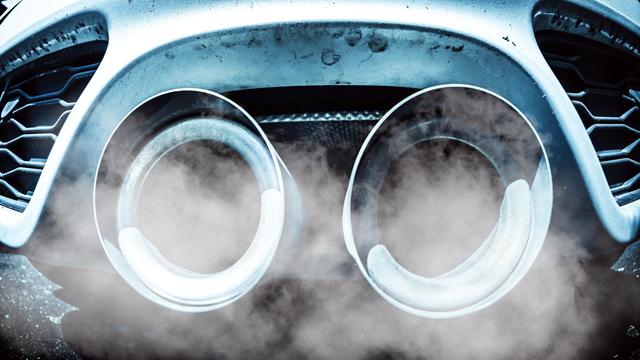 Qualmende Auspuffrohre eines Autos mit Verbrennermotor