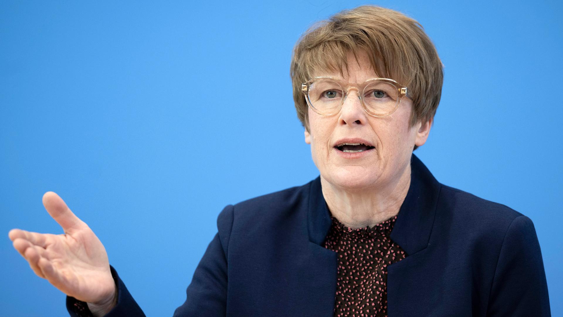 Eine Frau mit brauner Kurzhaarfrisur und Brille redet auf eine Pressekonferenz. Es ist die Ökonomin Veronika Grimm.