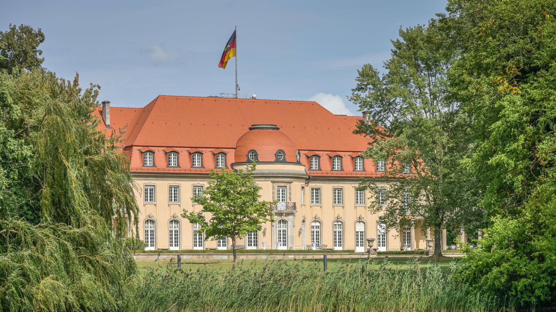 Der Blick auf die Borsig-Villa vom Tegeler See aus