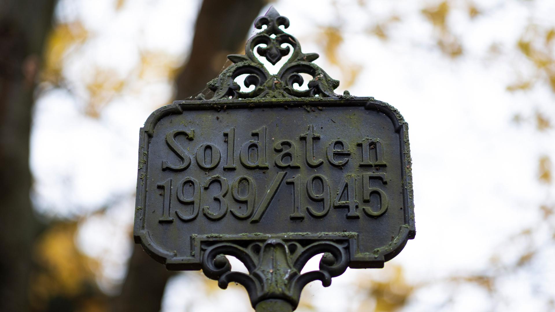 Ein Schild mit der Aufschrift „Soldaten 1939/1945“ steht an einem Soldaten-Gräberfeld.