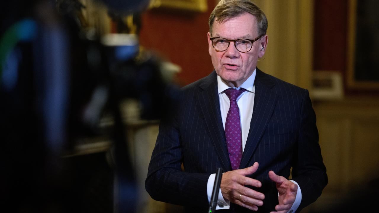 Außenminister Johann Wadephul (CDU) steht vor einem Mikrophon und spricht.