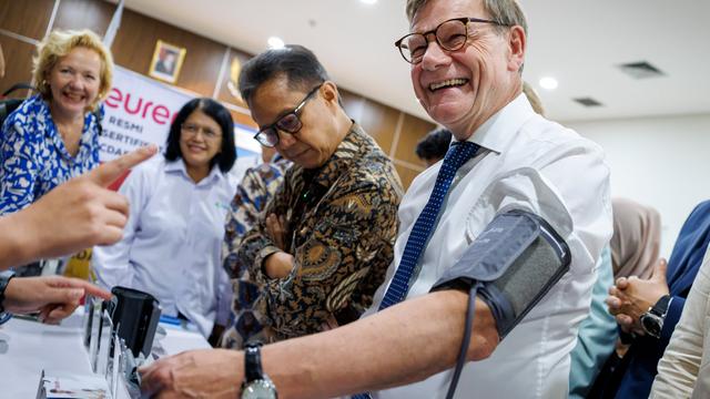 Bundesaußenminister Johann Wadephul (CDU) lässt sich den Puls messen und lacht dabei: Bei einem Besuch der staatlichen Fachhochschule für Gesundheitsberufe in Jakarta, Indonesien.
