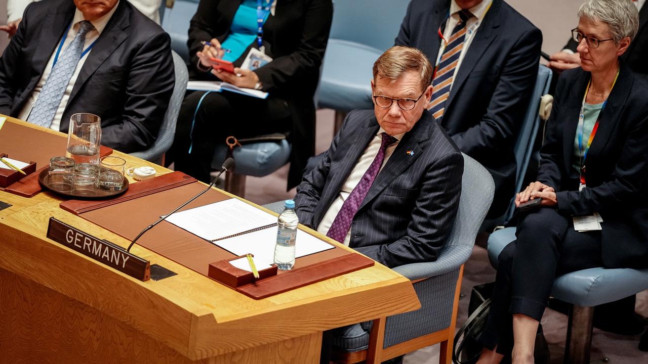 Außenminister Johann Wadephul (CDU) sitzt in der Generaldebatte der UN-Vollversammlung und blickt zur Seite. 