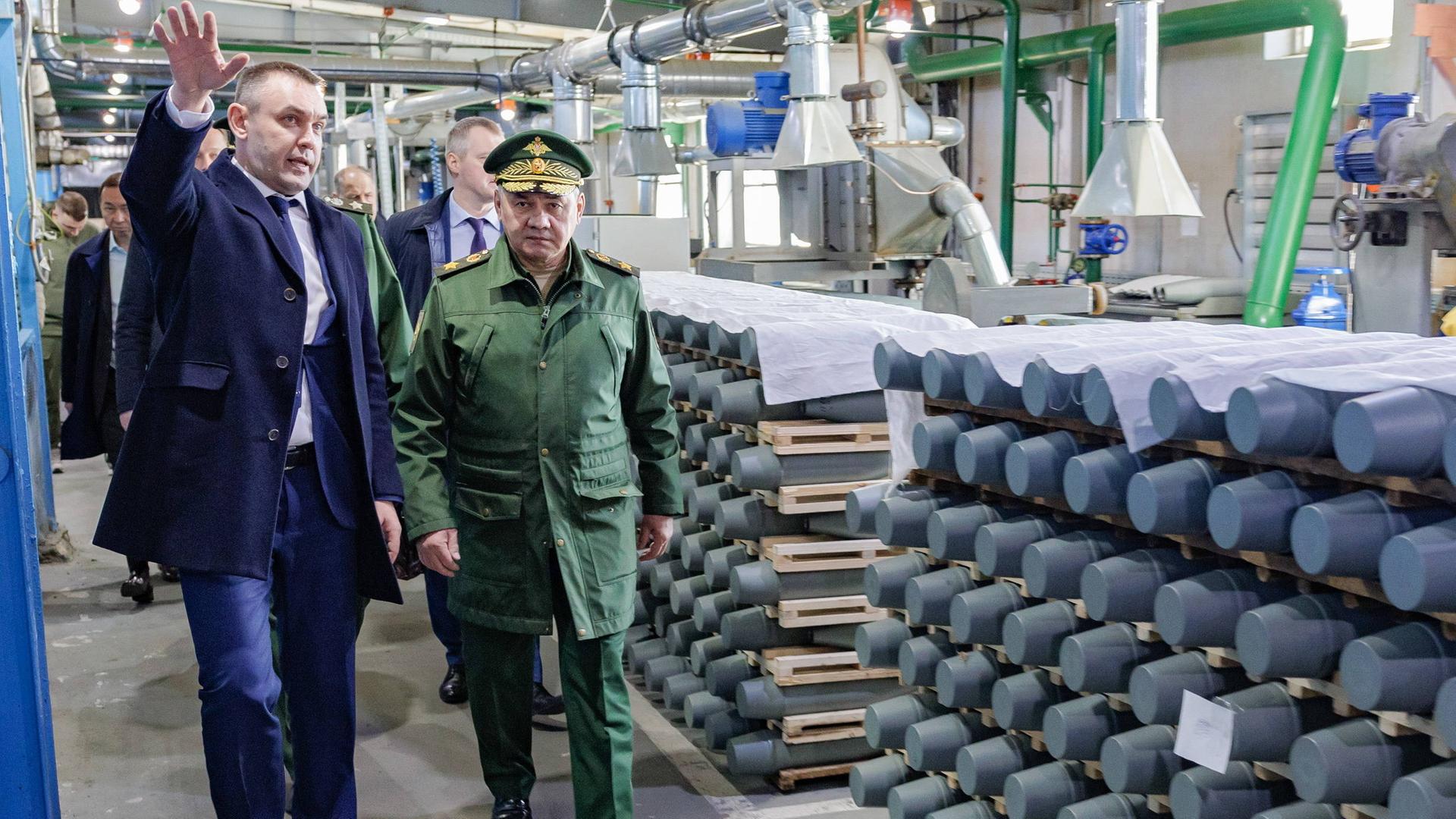 Der russische Verteidigungsminister Sergei Schoigu besucht eine Fertigungshalle für Artilleriemunition