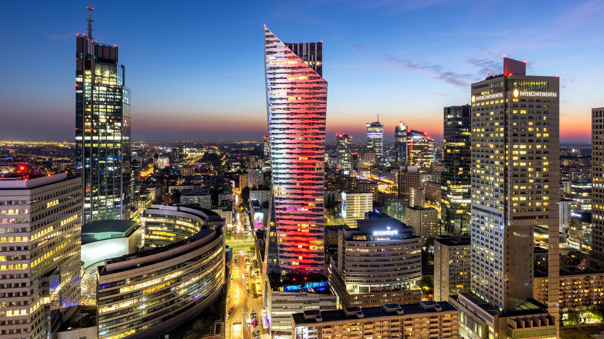 Hochhäuser in der Warschauer Innenstadt bei Nacht 