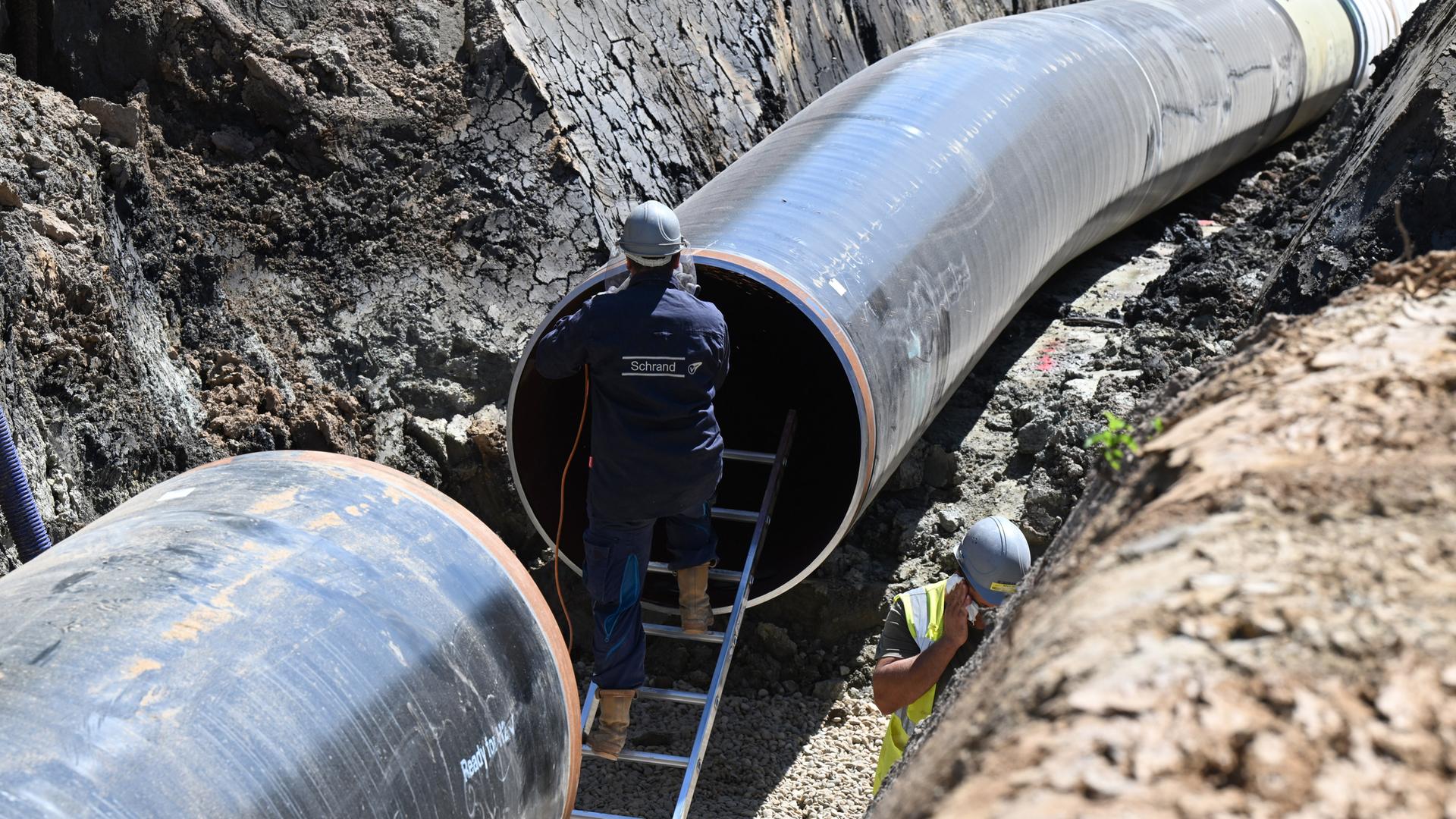 Auf einer Baustelle werden Rohre verlegt.
