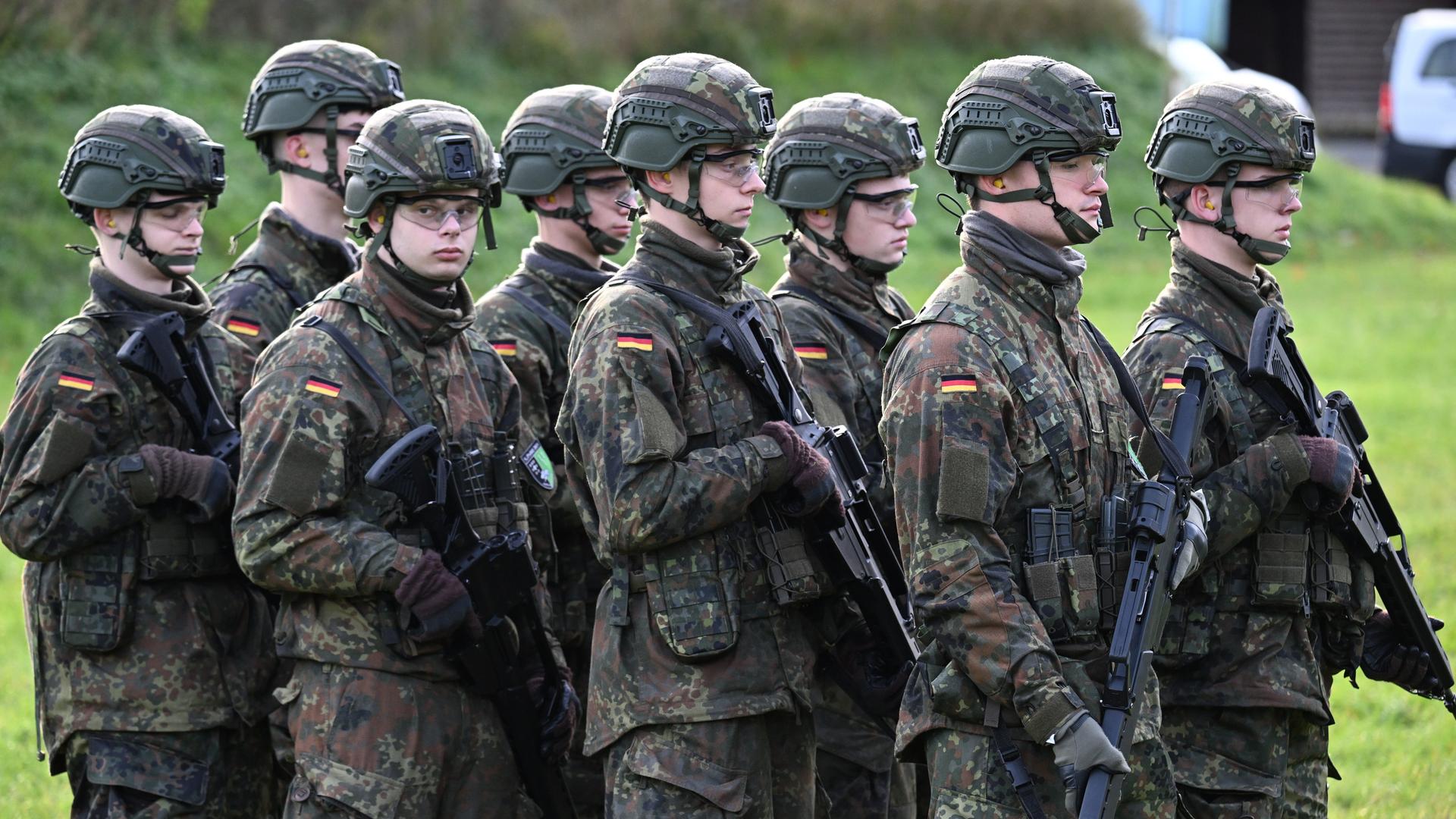 Rekruten bei der Schießausbildung im Rahmen eines Medientages zur Basisausbildung bei der Bundeswehr im Aufklärungsbataillon 7. - Politiker von Union und SPD haben sich für den neuen Wehrdienst auf eine flächendeckende Musterung geeinigt.