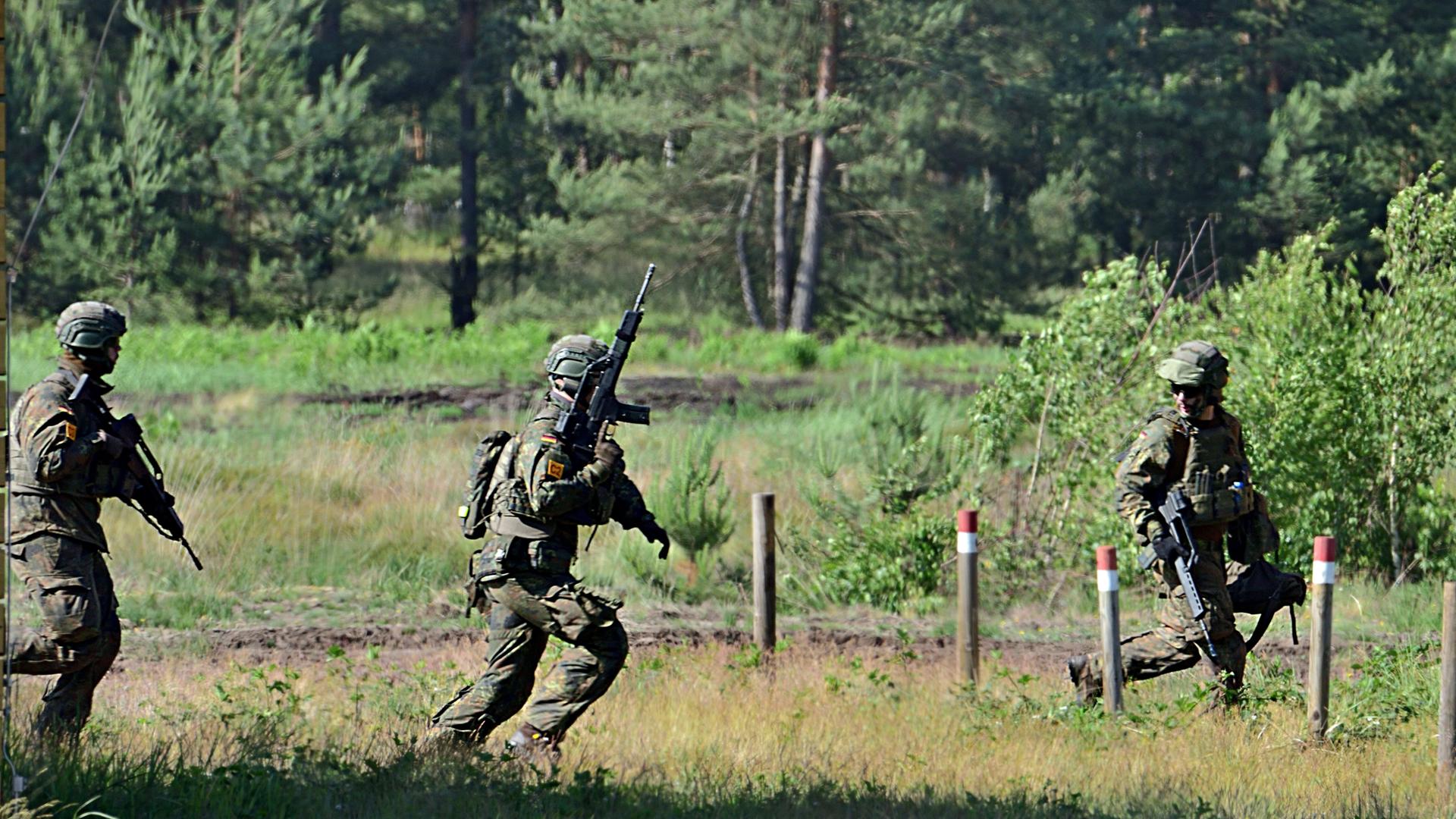Soldaten der Bundeswehr während einer Übung des 371. Panzergrenadierbattalions.