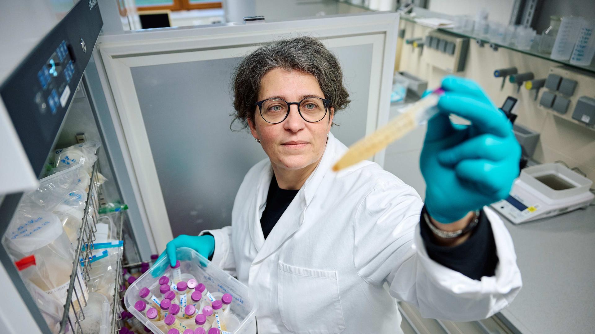 Projektleiterin Yvonni Chovolou, Toxikologin des Landesamt für Natur, Umwelt und Verbraucherschutz (Lanuv) Nordrhein-Westfalen nimmt tiefgefrorene Urinproben aus einem Gefrierschrank in einem Labor. Mit ihrem Team konnte sie den Weichmacher Di-n-hexyl-Phthalat (DnHexP), der die Fruchtbarkeit schädigen soll, in zahlreichen Urinproben von Kleinkindern in Nordrhein-Westfalen nachweisen.