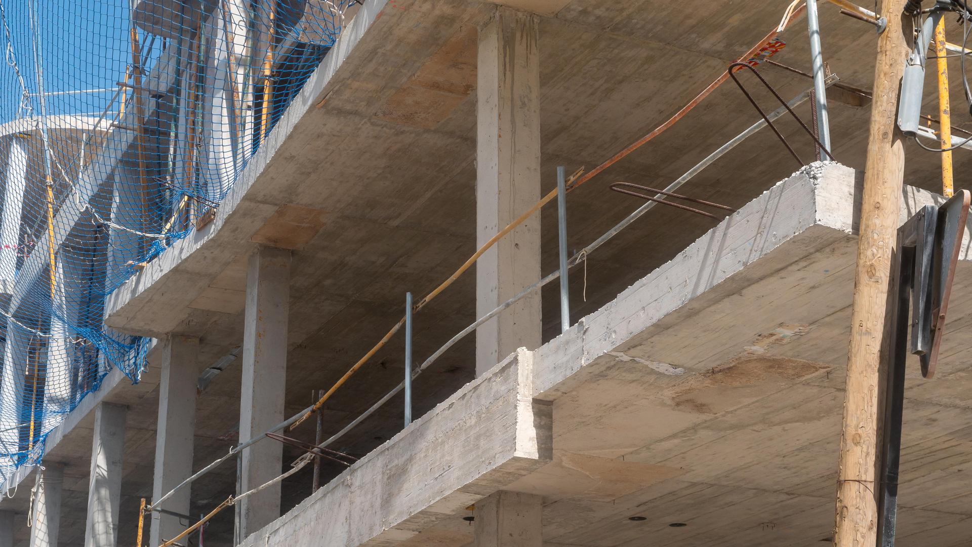 Verlassene Baustelle eines mehrstöckigen Gebäudes.