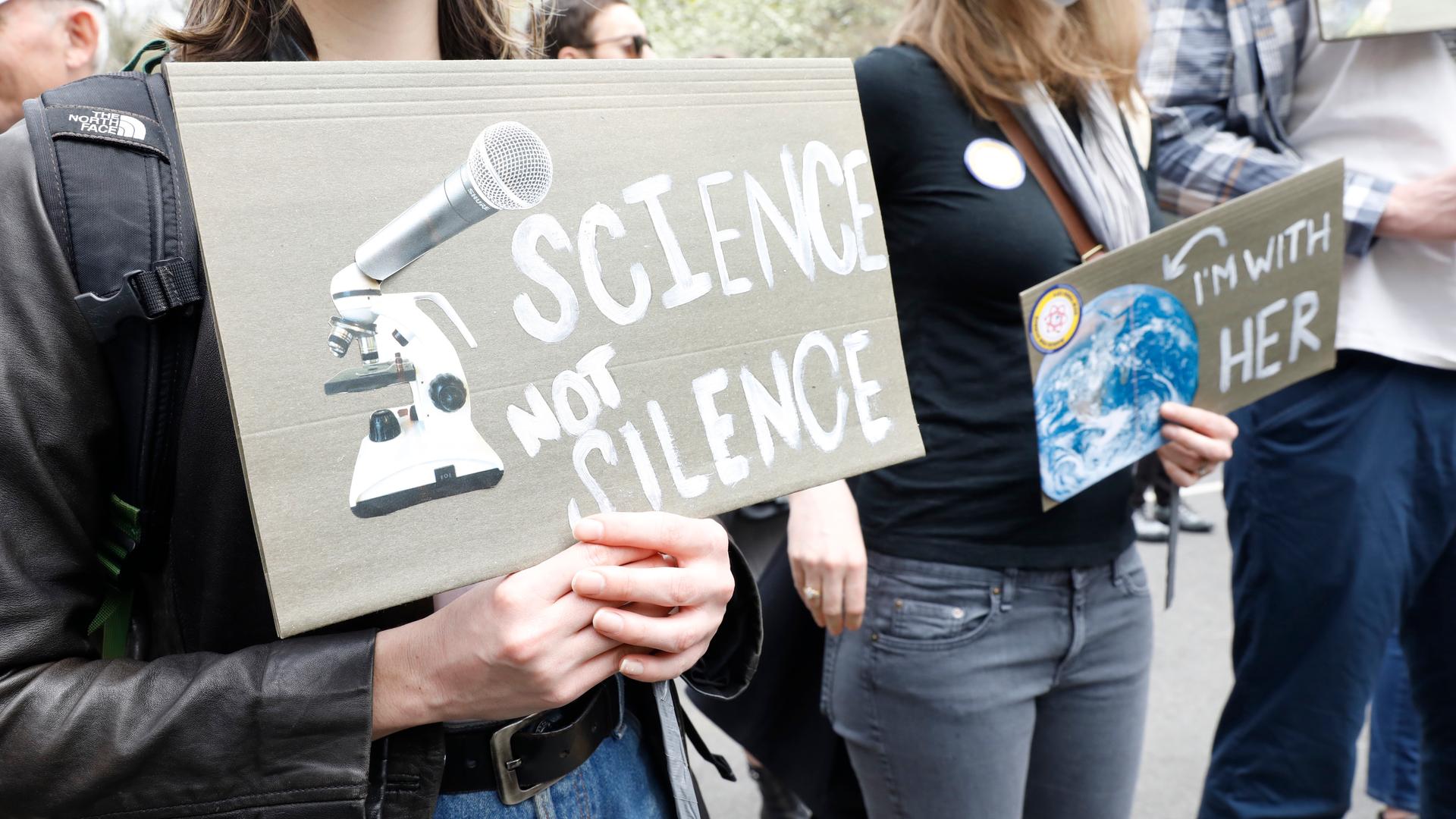 "Science not Silence" (Wissenschaft statt Schweigen) steht auf einer Pappe in New York City beim „March For Science” im Jahr 2022.