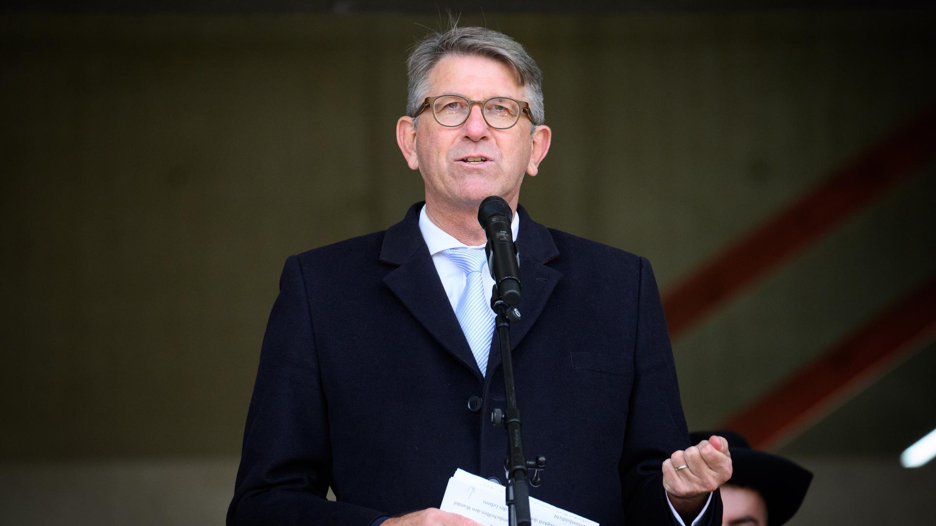 Wolfram Weimer (parteilos), Staatsminister für Kultur und Medien, spricht mit einem Manuskript in der Hand an einem Mikrofon.