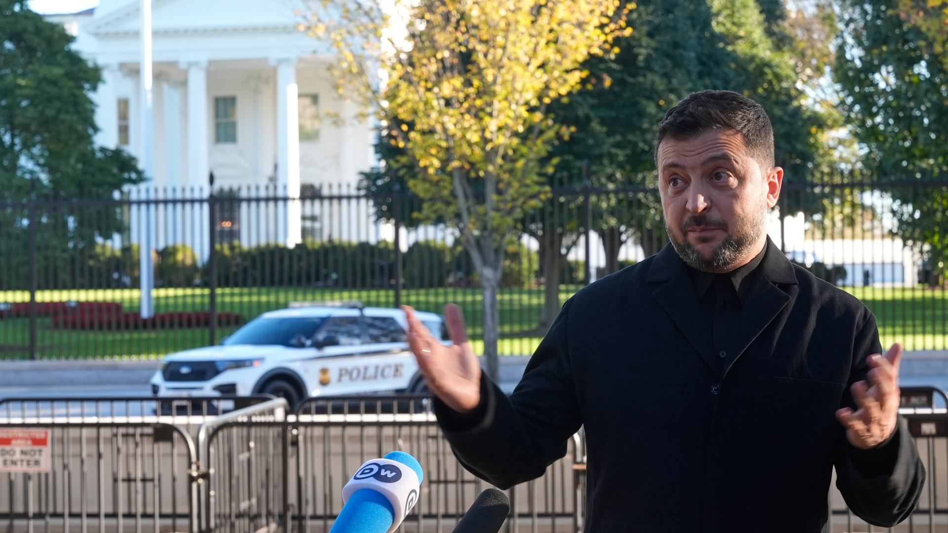 Der ukrainische Präsident Wolodymyr Selenskyj spricht in Washington im Lafayette Park in der Nähe des Weißen Hauses mit Journalisten, nachdem er ein Gespräch mit US-Präsident Donald Trump über Tomahawk-Waffen hatte.