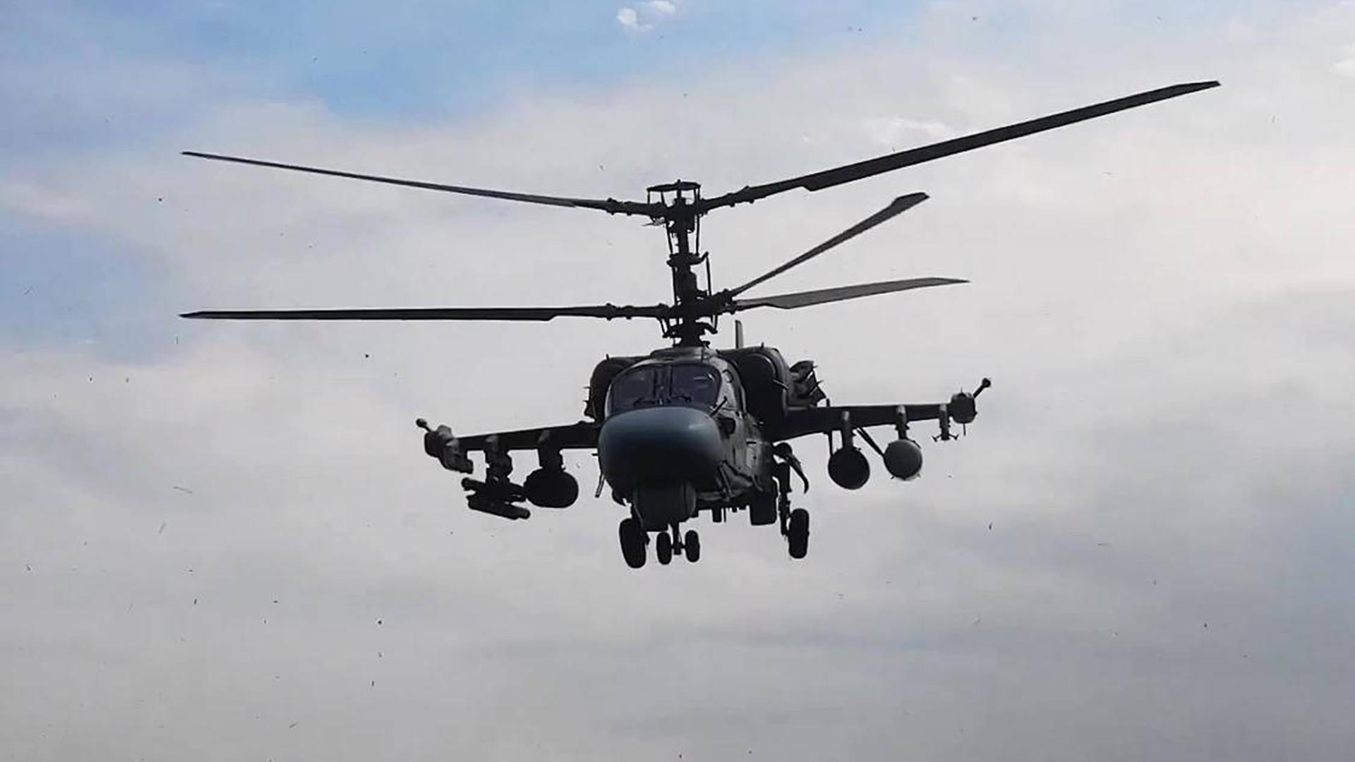 Ein vom russischen Verteidigungsministerium am 12.9.2025 veröffentlichtes Video-Standbild zeigt einen Kamow Ka-52 Kampfhubschauber, der am russisch-belarussischen Manöver Sapad 2025 teilnimmt.
